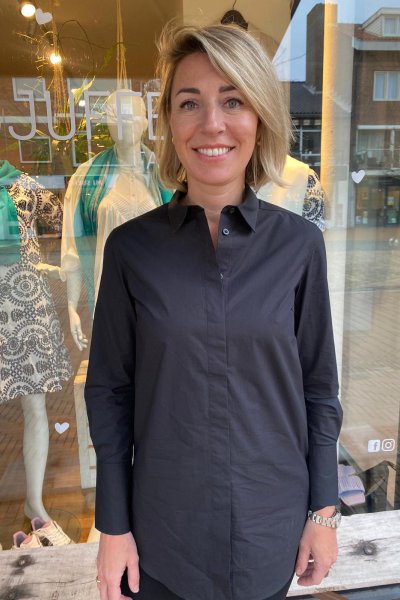 Second female Larken LS classic shirt- Black